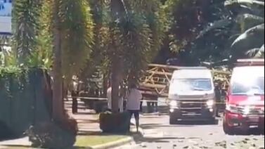 Operario resulta herido de gravedad tras la caída de una grúa tipo torre que manejaba