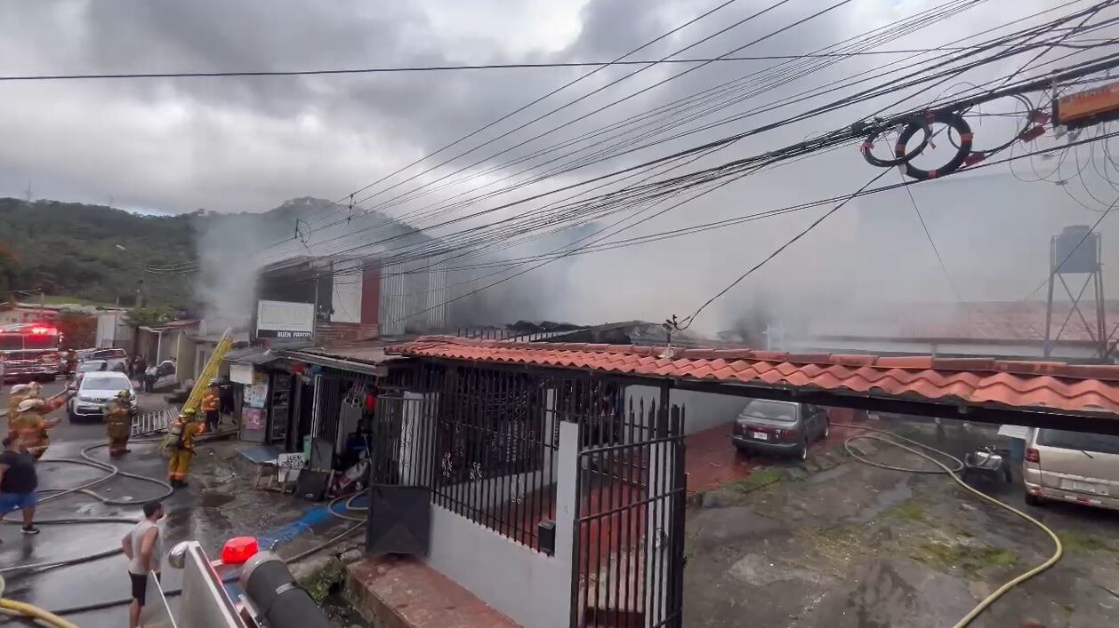El incendio tiene lugar en calle Cochea, en Alajuelita.  Foto Bomberos.