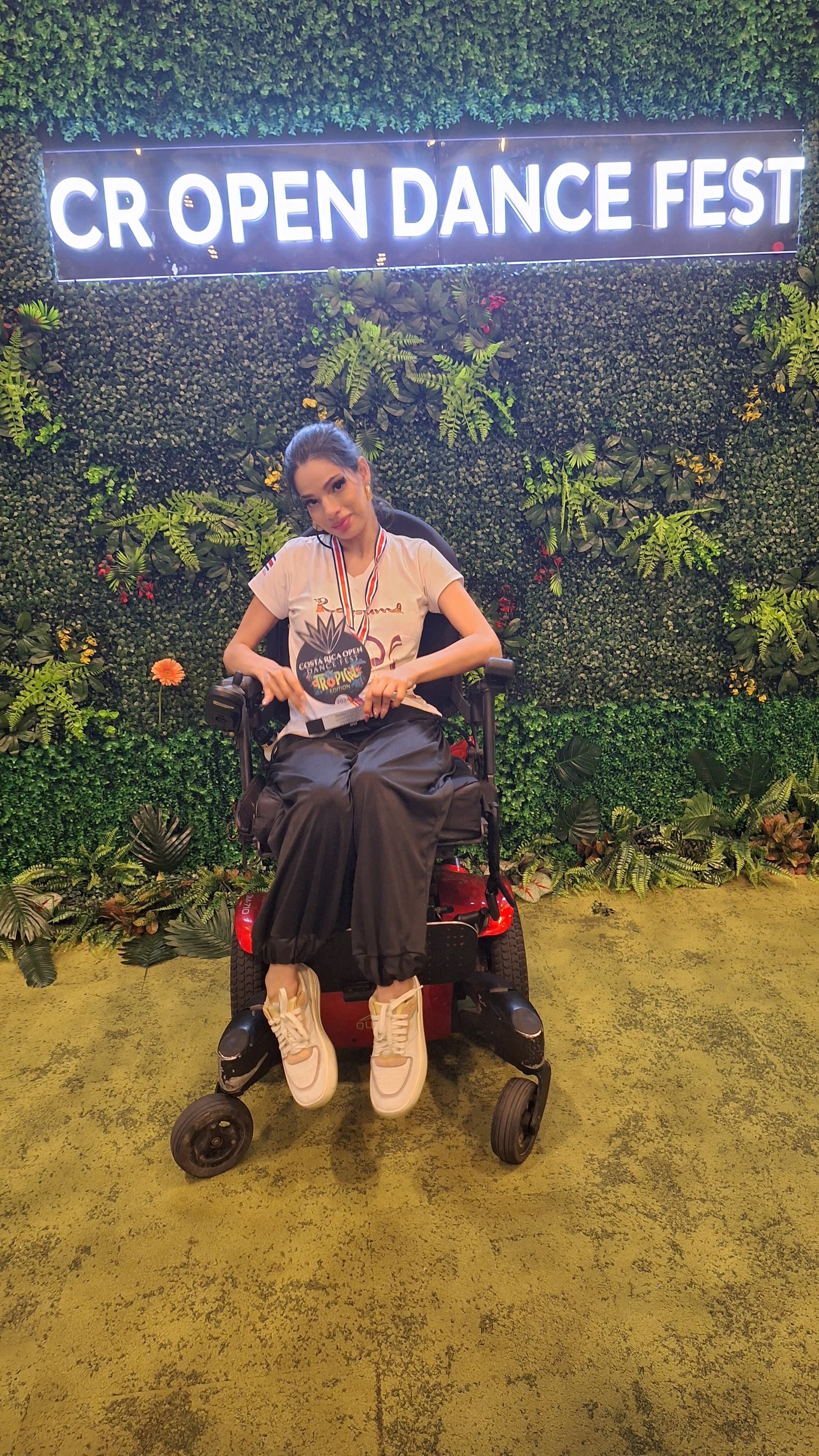 Sharon Jiménez es vecina de San Josecito de Alajuelita y le encanta bailar. “Cuando bailo siento una libertad total”, dice con tremenda alegría