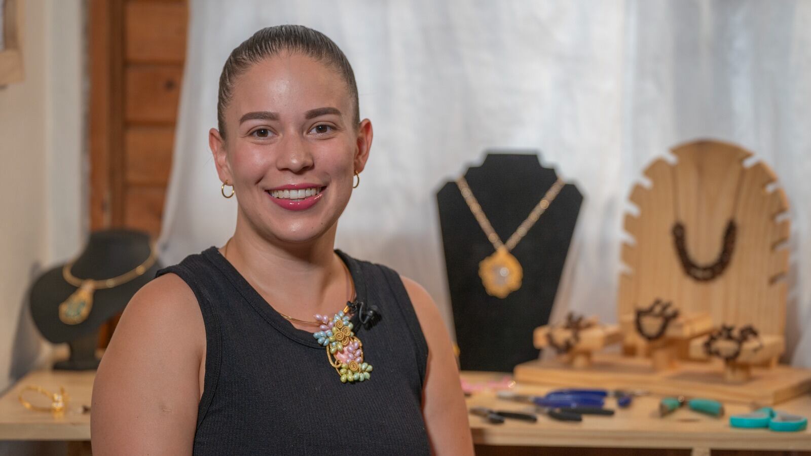 Hellen Rodríguez es la dueña de la marca Gemitas y crea accesorios con granos de café.