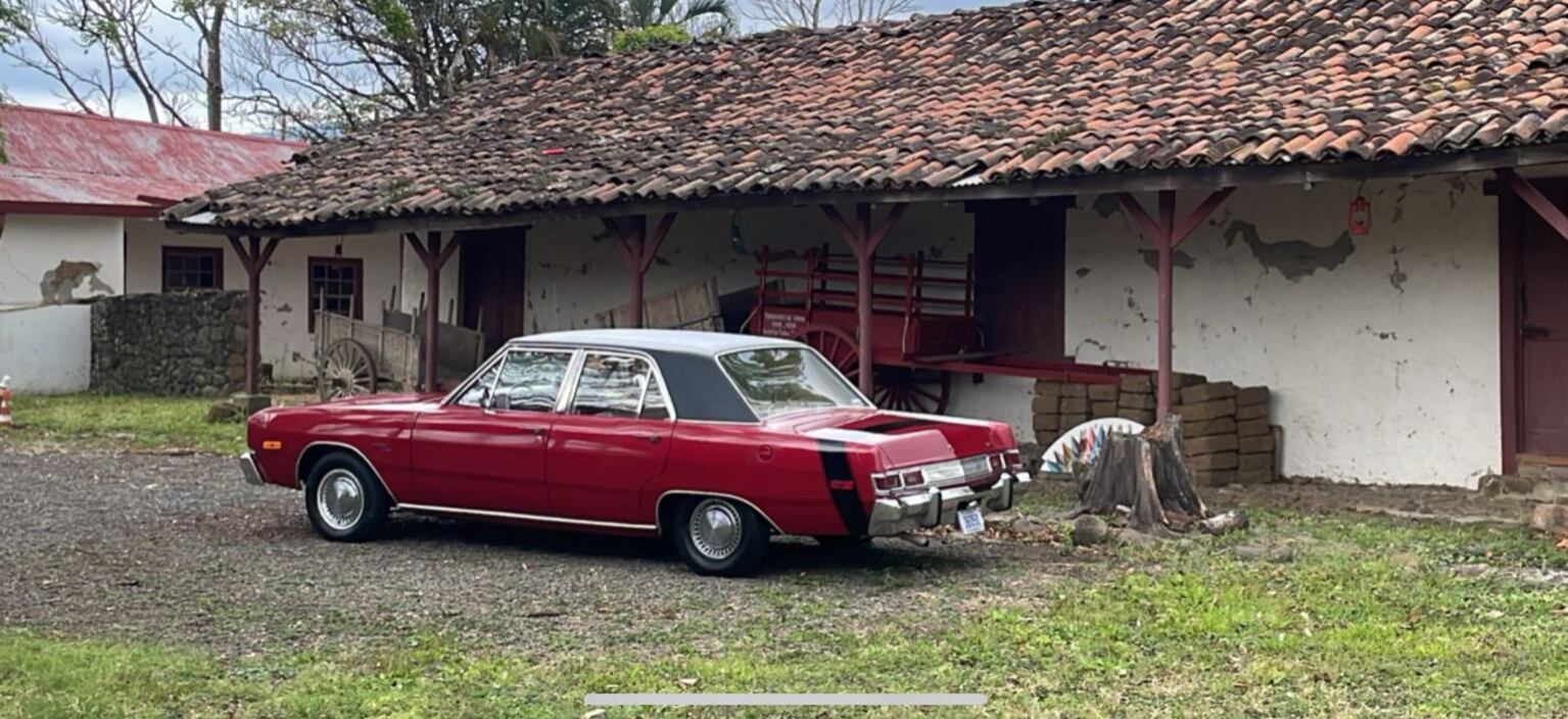 Un Dodge Dart 1974 es la adoración de don Raúl Lacayo, quien compró esta joya hace 3 años. Cortesía.