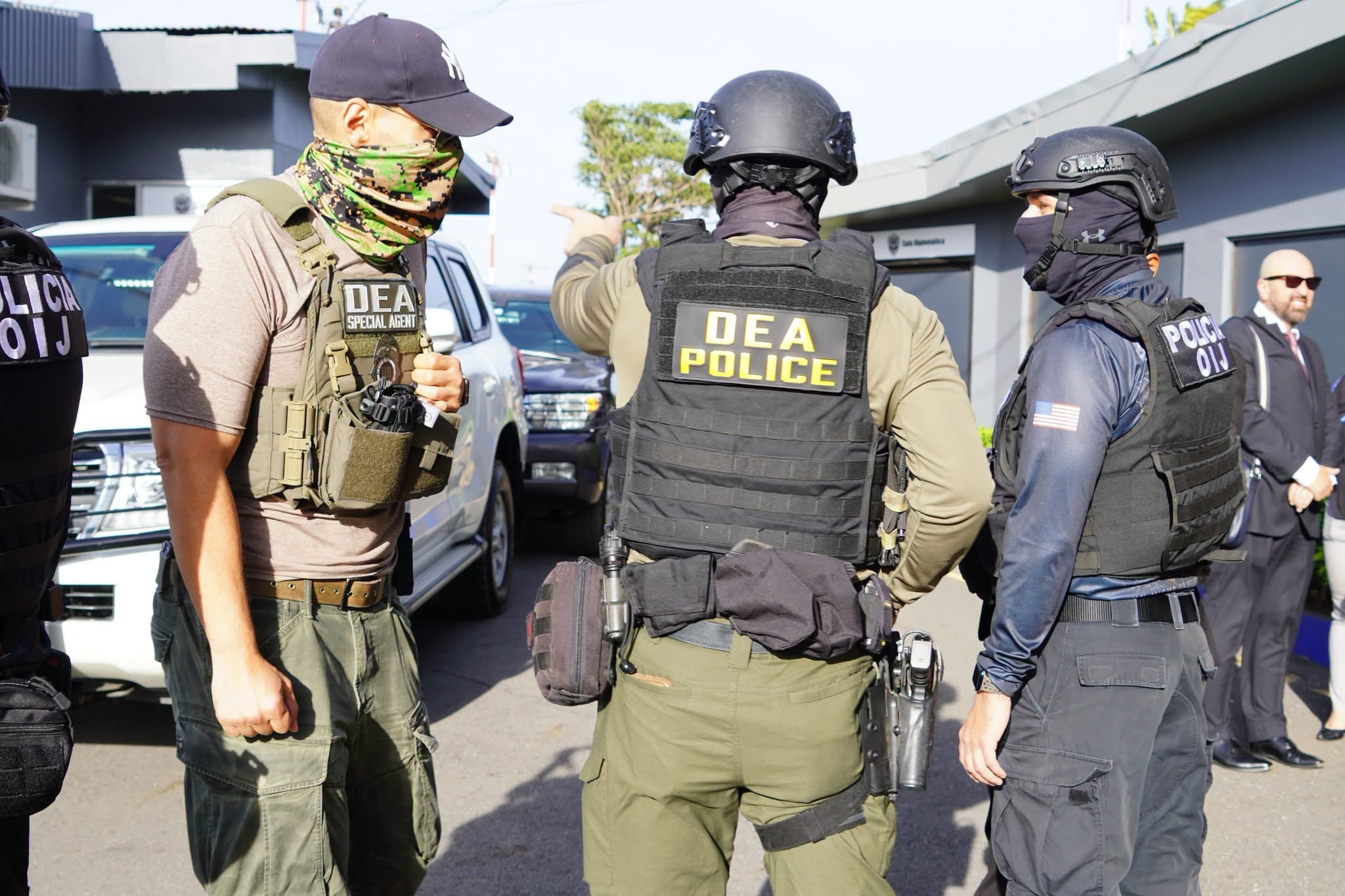 Gilbert Bell Fernández, alias Macho Coca, y Gabriel Lozano Bonilla, conocido como Compadre, extraditados a Estados Unidos, el jueves 13 de agosto del 2026. Foto: Ministerio Público
