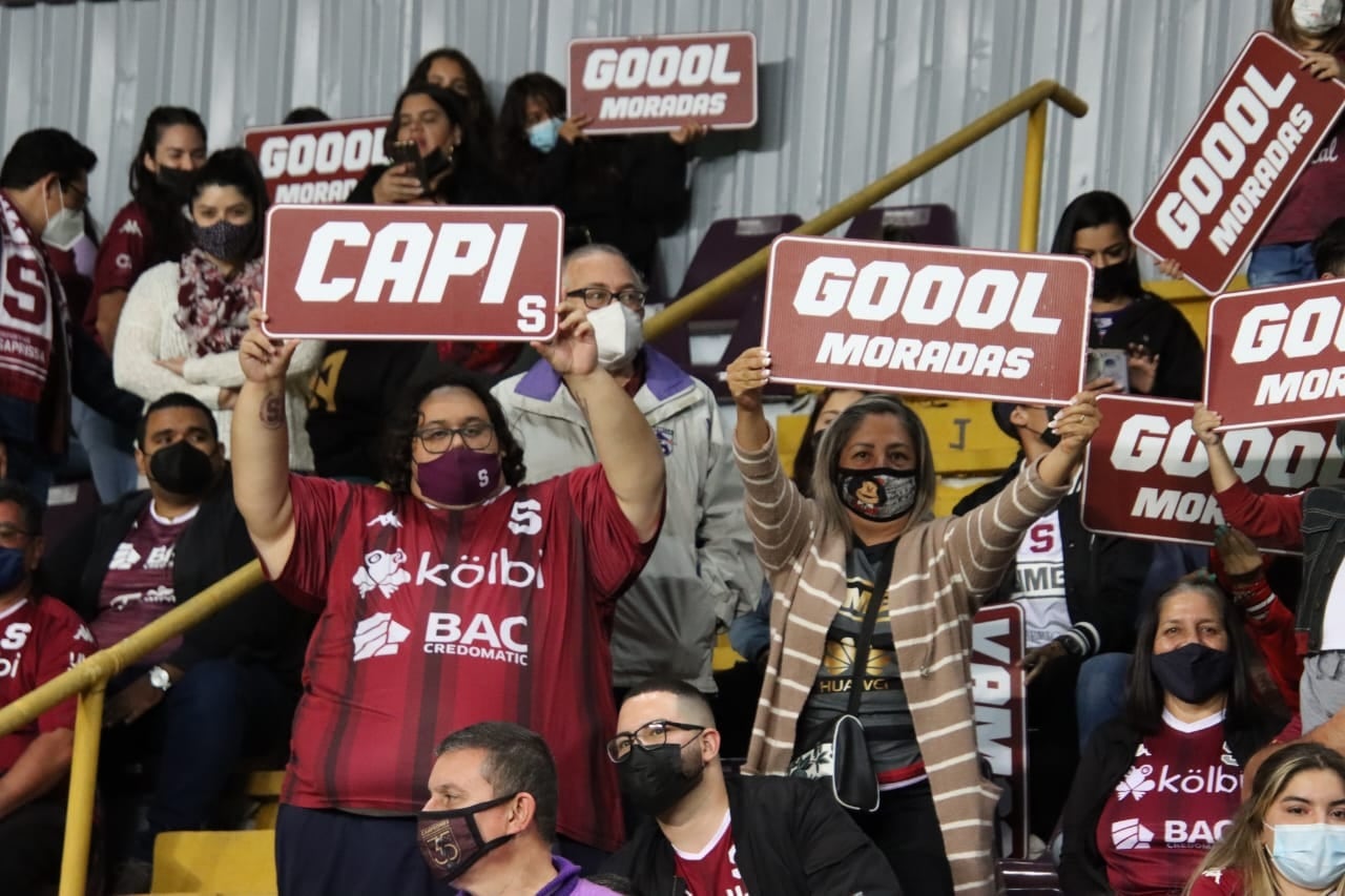 Aficionados de Saprissa que apoyan al equipo femenino. Cortesía.