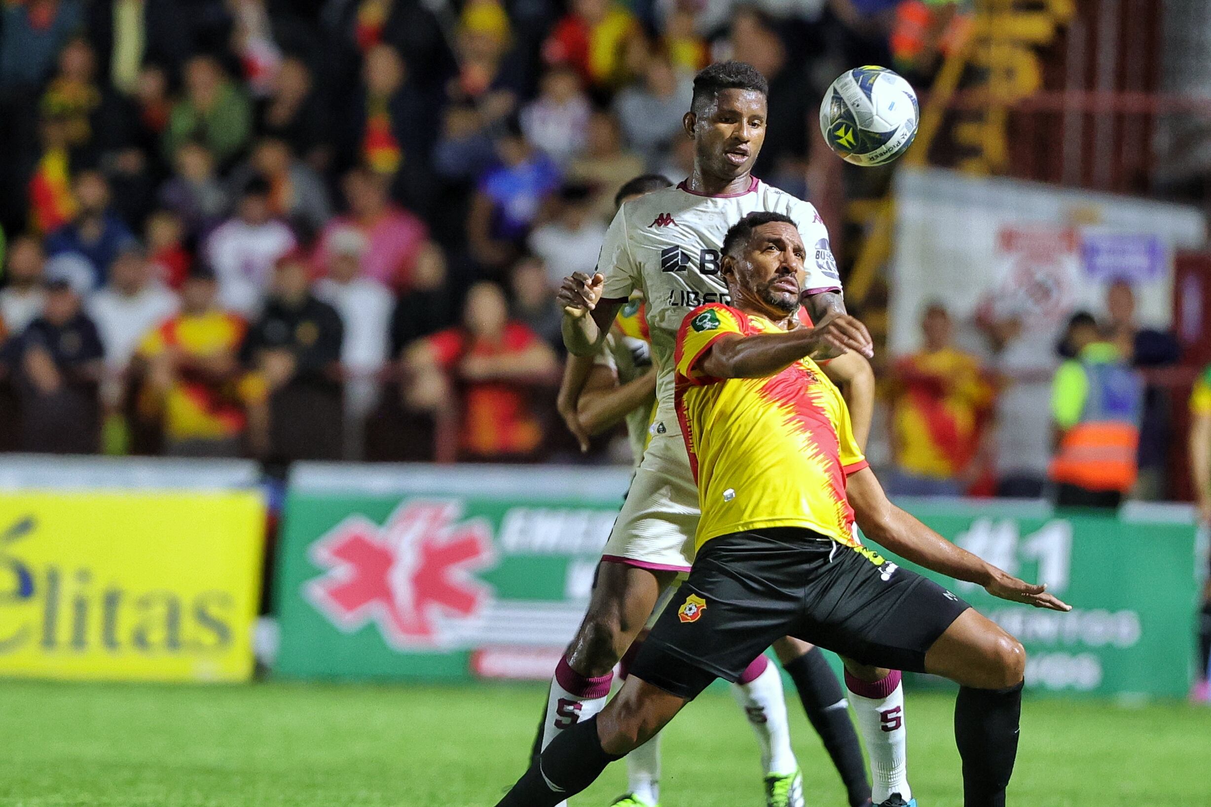 17/09/2025/ Juego entre el Club Sport Herediano vs Saprissa por el torneo apertura 2025 de la Liga Promerica en el estadio Carlos Alvarado  / foto John Durán