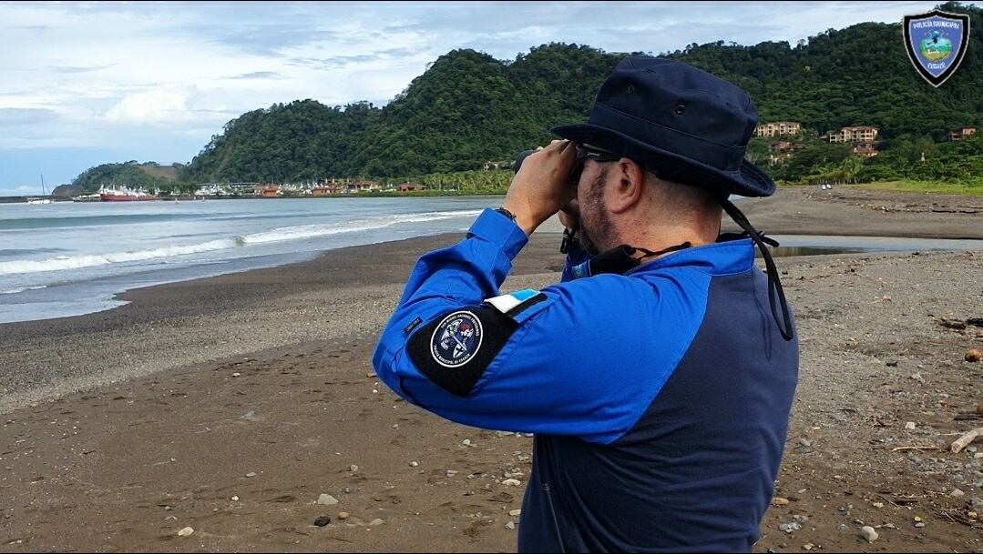 Autoridades continúan buscando a Aldo Miranda, joven arrastrado por el mar en Jacó. Foto cortesía Policía Municipal de Escazú.