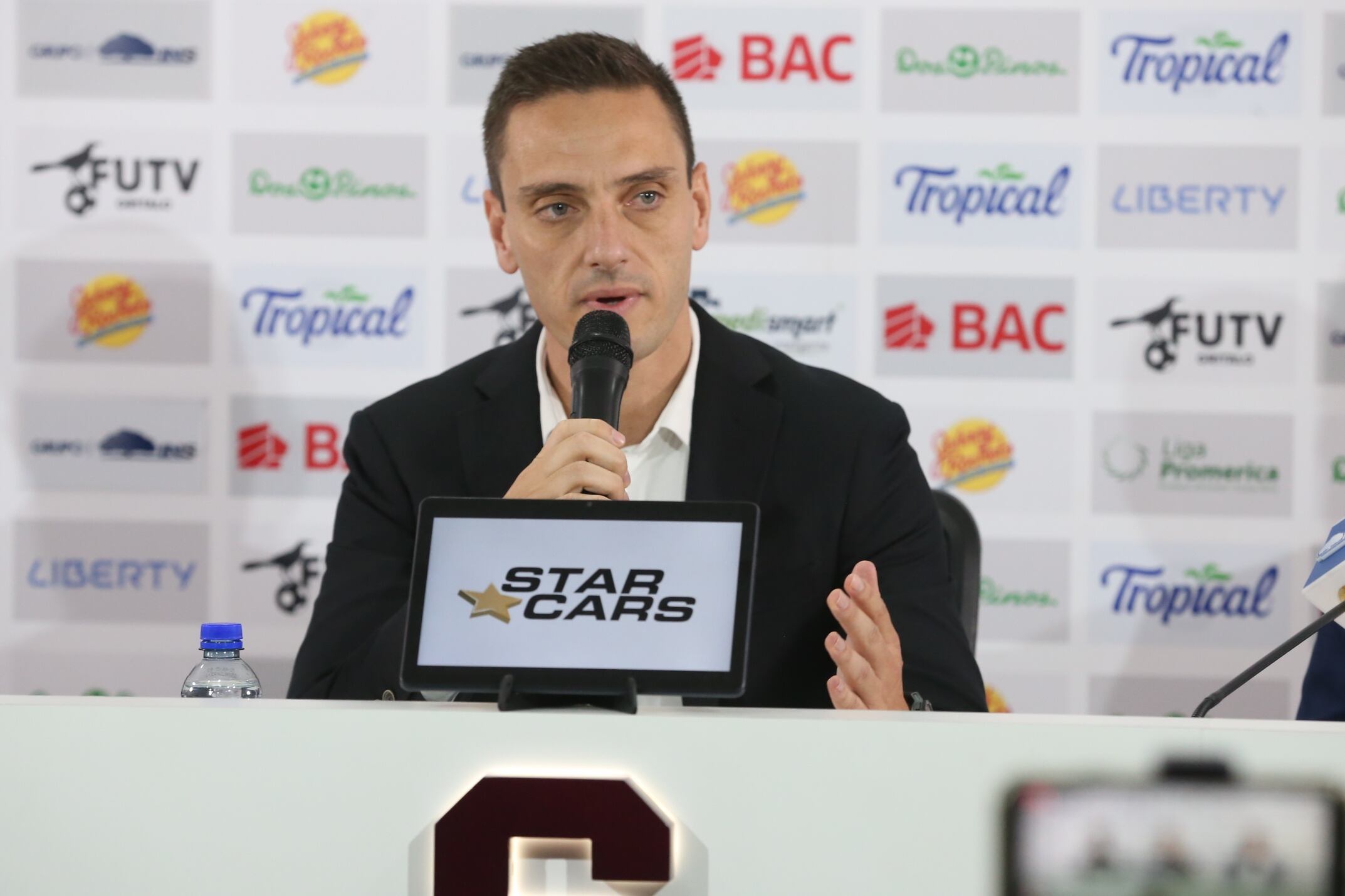30/08/24/ Conferencia de prensa de Vladimir Quesada DT de Saprissa y presentación de Óscar Duarte y Deyver Vega como májenos jugadores de Saprissa / Foto John Durán