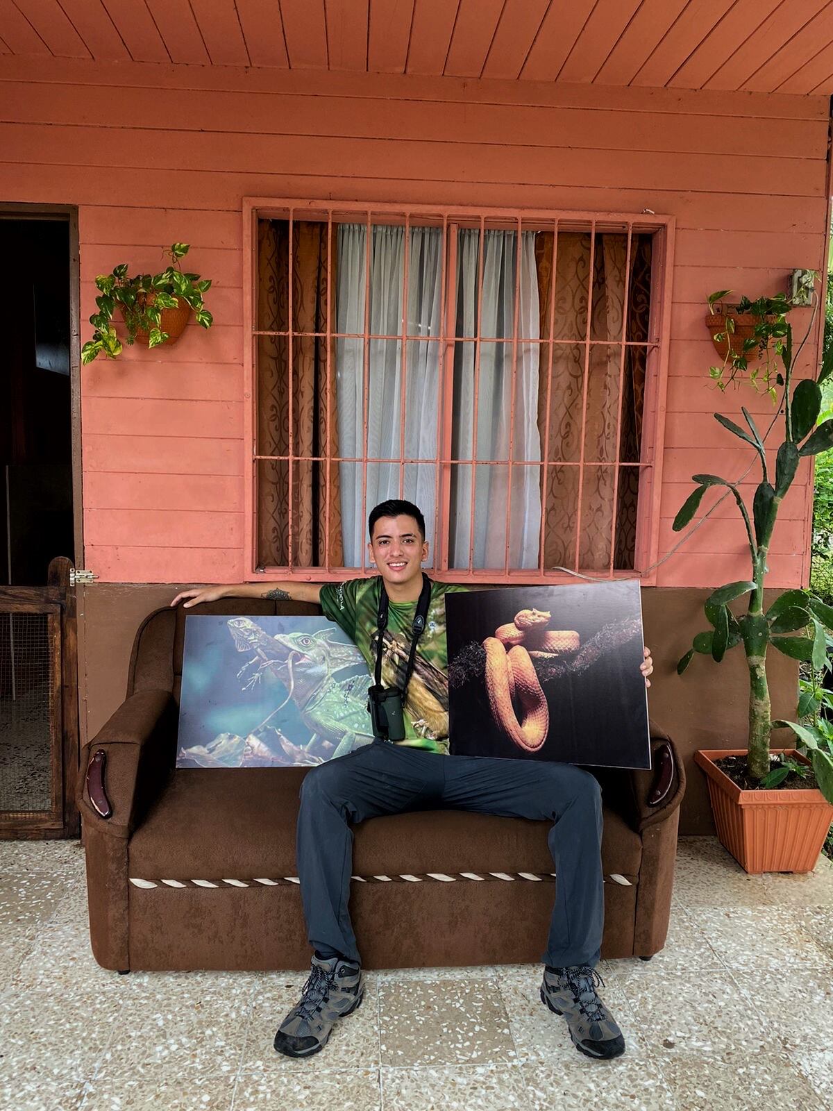 Randy Gómez Alvarado es un siquirreño de la pura cepa, tiene 25 años, es guía naturalista casi desde que nació, le encanta la observación de aves y todo tipo de animales, y está orgulloso de haber logrado una superfoto que le dio la vuelta al mundo