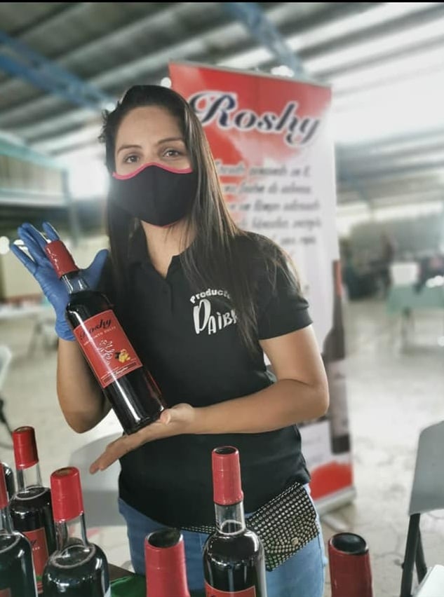 Con apenas ₡30.000, muchas ganas y el corazón puesto en su familia, Stephanie Guido comenzó un camino que hoy la tiene celebrando una medalla de oro internacional y soñando en grande con su emprendimiento Roshy Wine Costa Rica