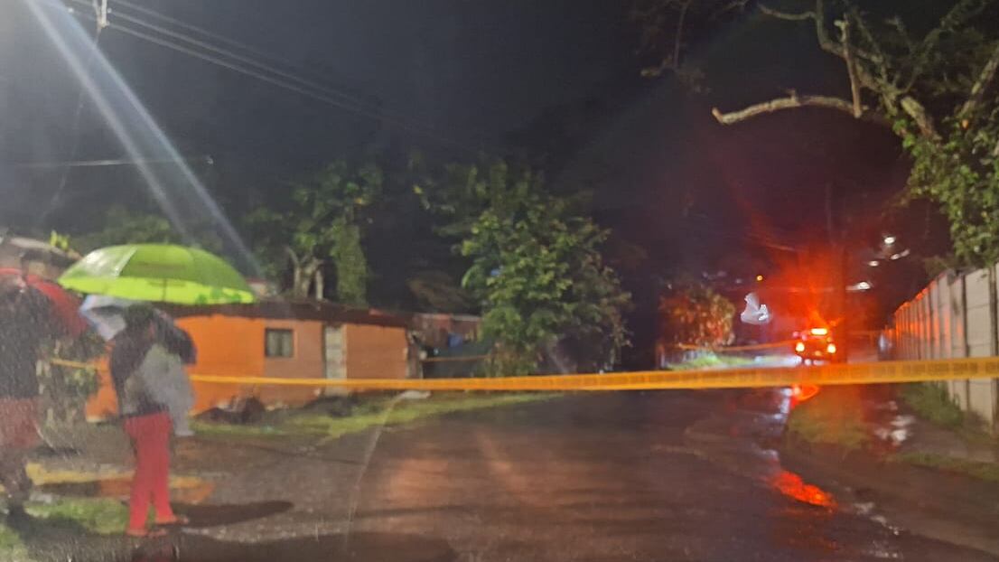Una ráfaga de balazos se escucharon en la comunidad de Calle Nueva de Atenas, estos provenían de un apartamento en el que vivía un hombre de apellido Ureña, de 44 años. Foto: Cortesía para La Teja