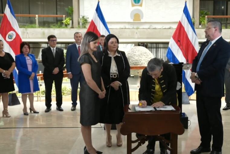 Otra firma fantasma, pero en esta ocasión no fue la de Rodrigo Chaves, sino que le pegó una tremenda embarcada a la ministra de la Presidencia, Laura Fernández, durante la conferencia de prensa acostumbrada de los miércoles. Fue el pasado miércoles 10 de julio