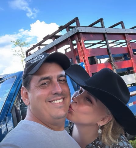 Cristiana Nassar junto a su novio Luis Estrada.
