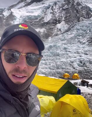 Deportista Daniel Vargas en su travesía por el Everest 2024..