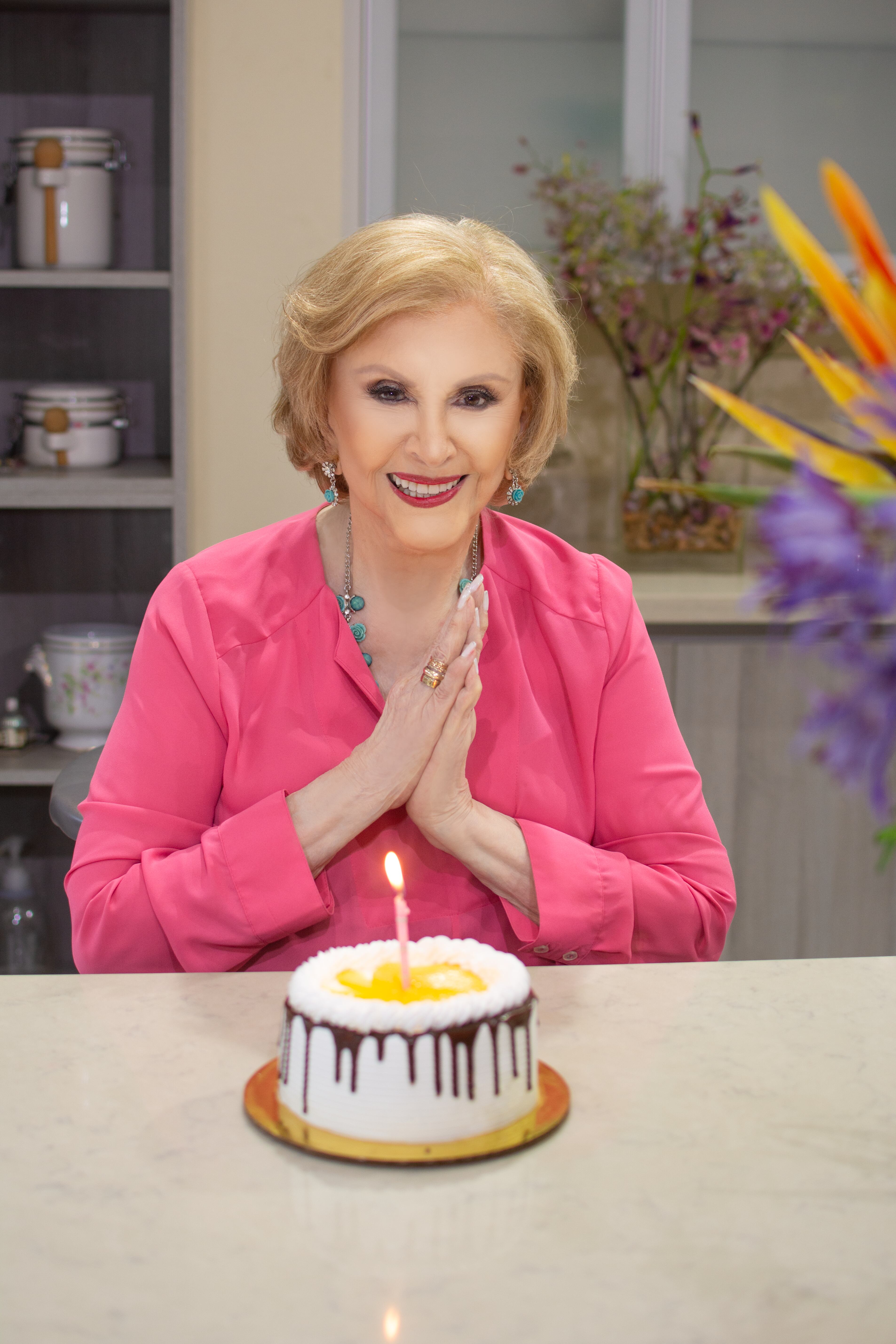 Tía Florita con un queque de cumpleaños.