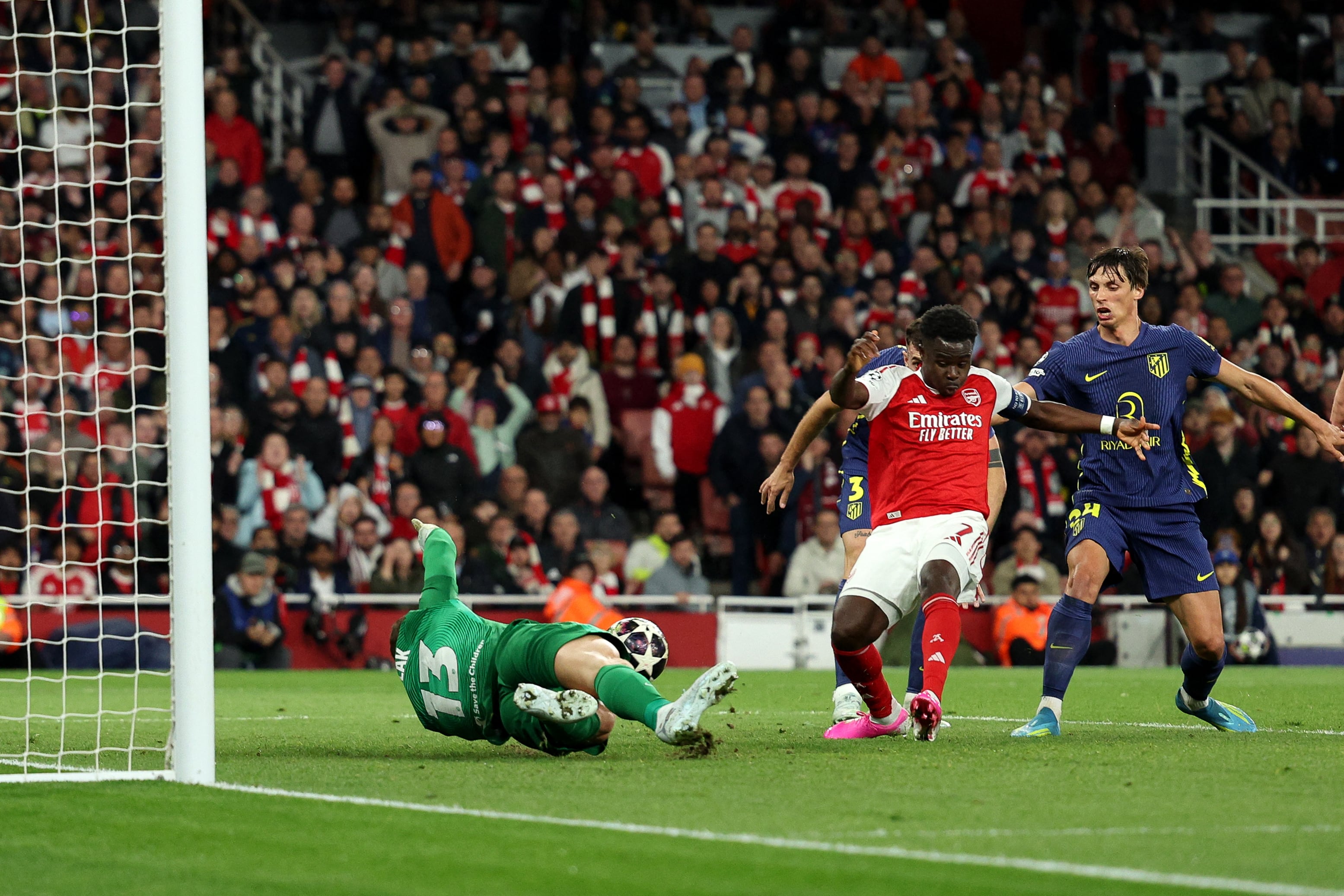 El volante del Arsenal Bukayo Saka anota ante el Atlético de Madrid en el Emirates Stadium de Londres, por la Champions.