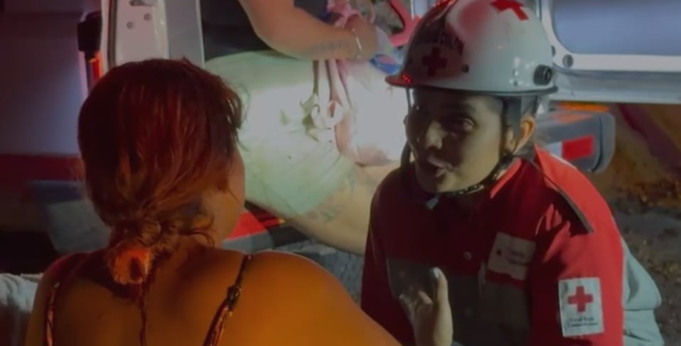 Cinco personas fueron rescatadas luego de no poder salir de la montaña. Foto: Cruz Roja