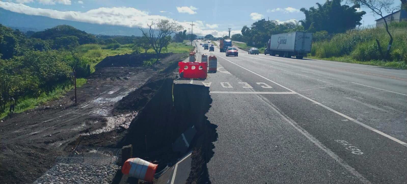 Detalle del desprendimiento del carril de aceleración sobre ruta 1 a donde llegan los conductores que vienen de la radial Alajuela. Fotografía: Francisco Barrantes Campos