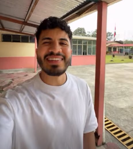 Araya Vlogs apenas llegó a Costa Rica y se fue a votar a San Carlos.