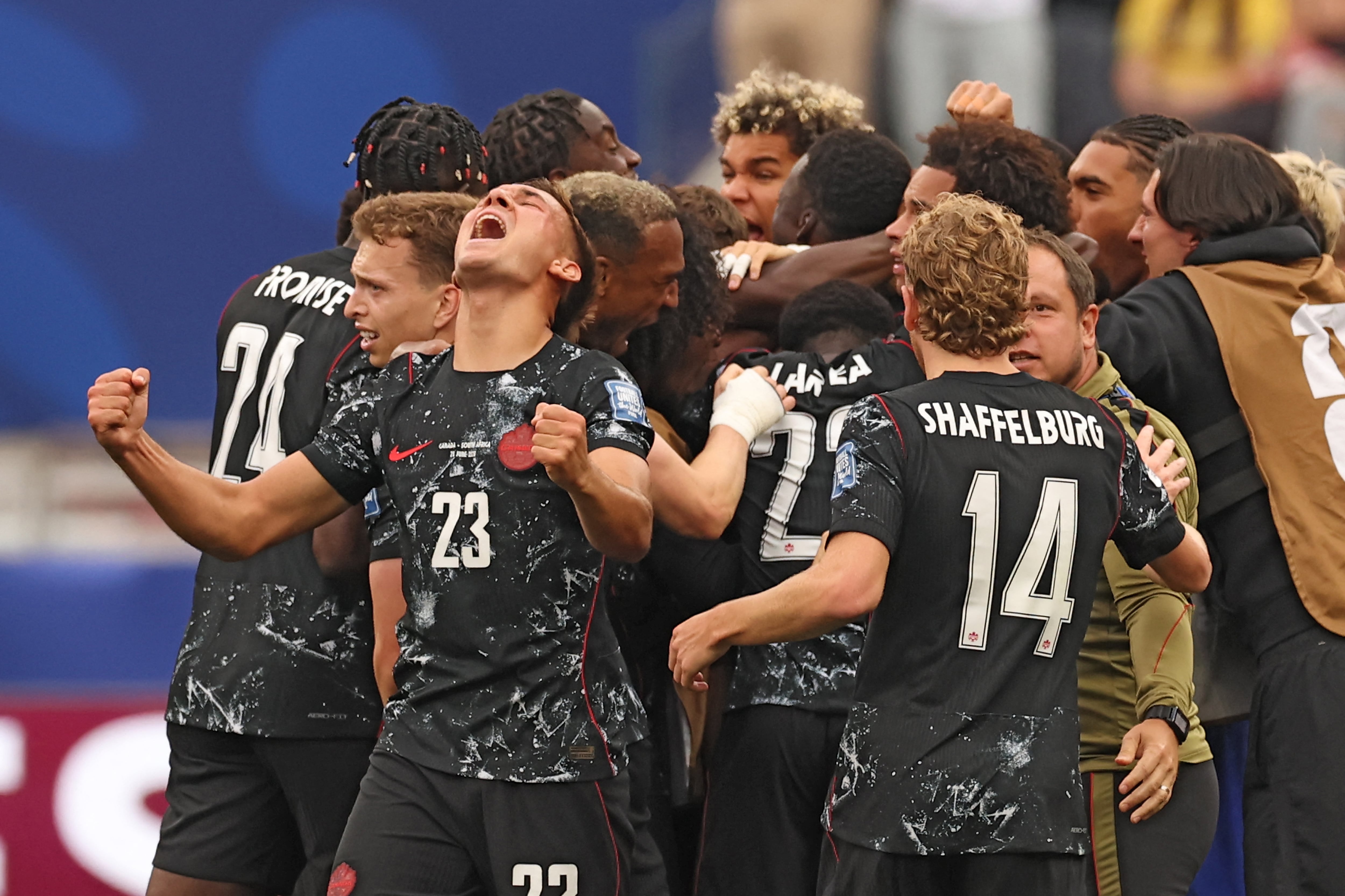 Canadá a octavos de final con un agónico gol