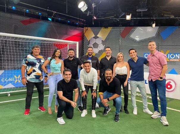Johan (de blanco) compartió con uno de sus mejores amigos, el exjugador Alonso Solís, en el programa Conexión. Instagram.