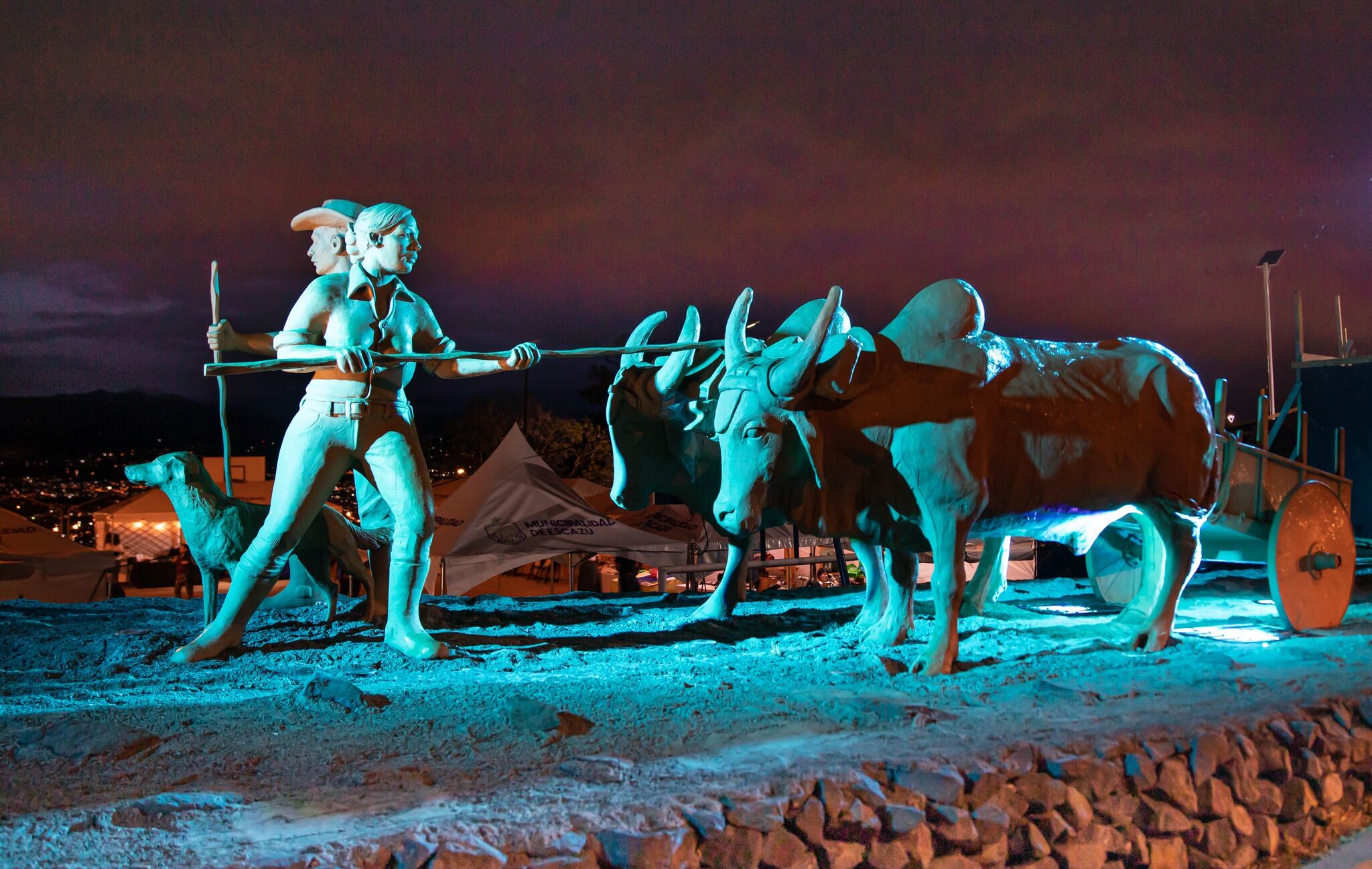 Remodelan la plaza del boyero en Escazú