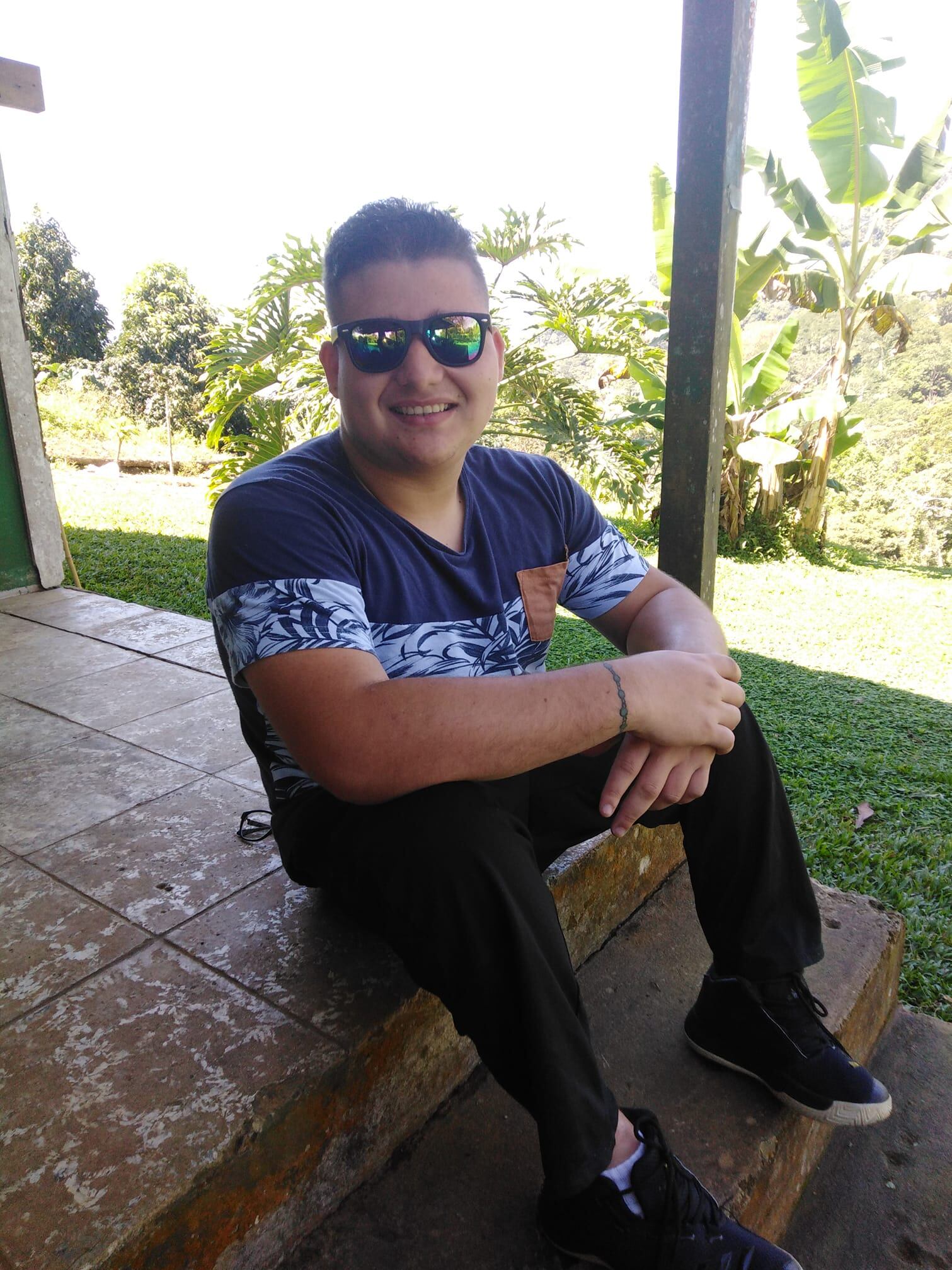 Hace poco más de mes nació en Turrialba un emprendimiento de esos de admirar. Steven Mata Campos, quien está en una silla de ruedas desde su nacimiento, aprovechó eso, su silla, para serle útil a los turrialbeños