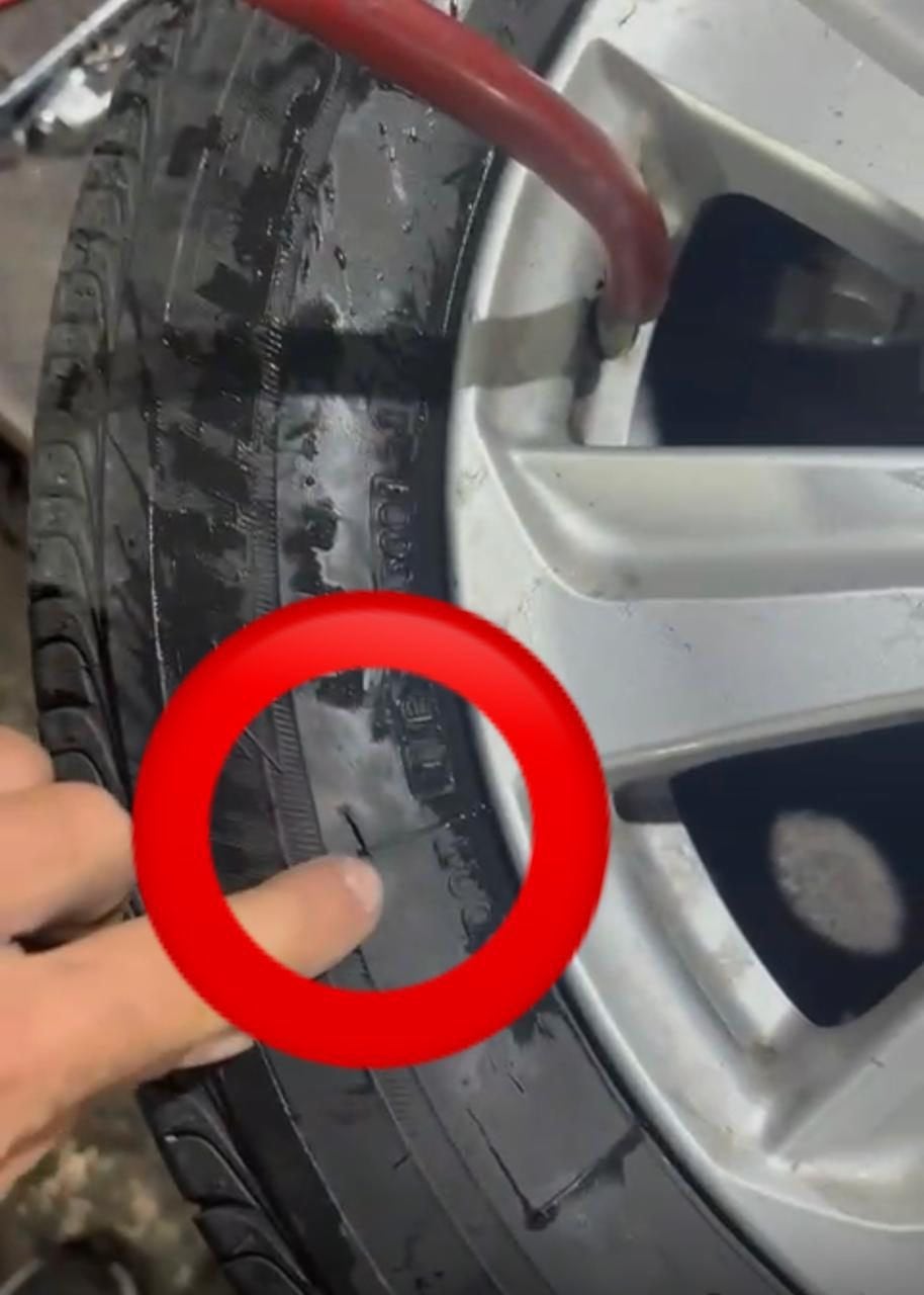 Las llantas del árbitro Marco Guido fueron dañadas en el parqueo del estadio Fello Meza.