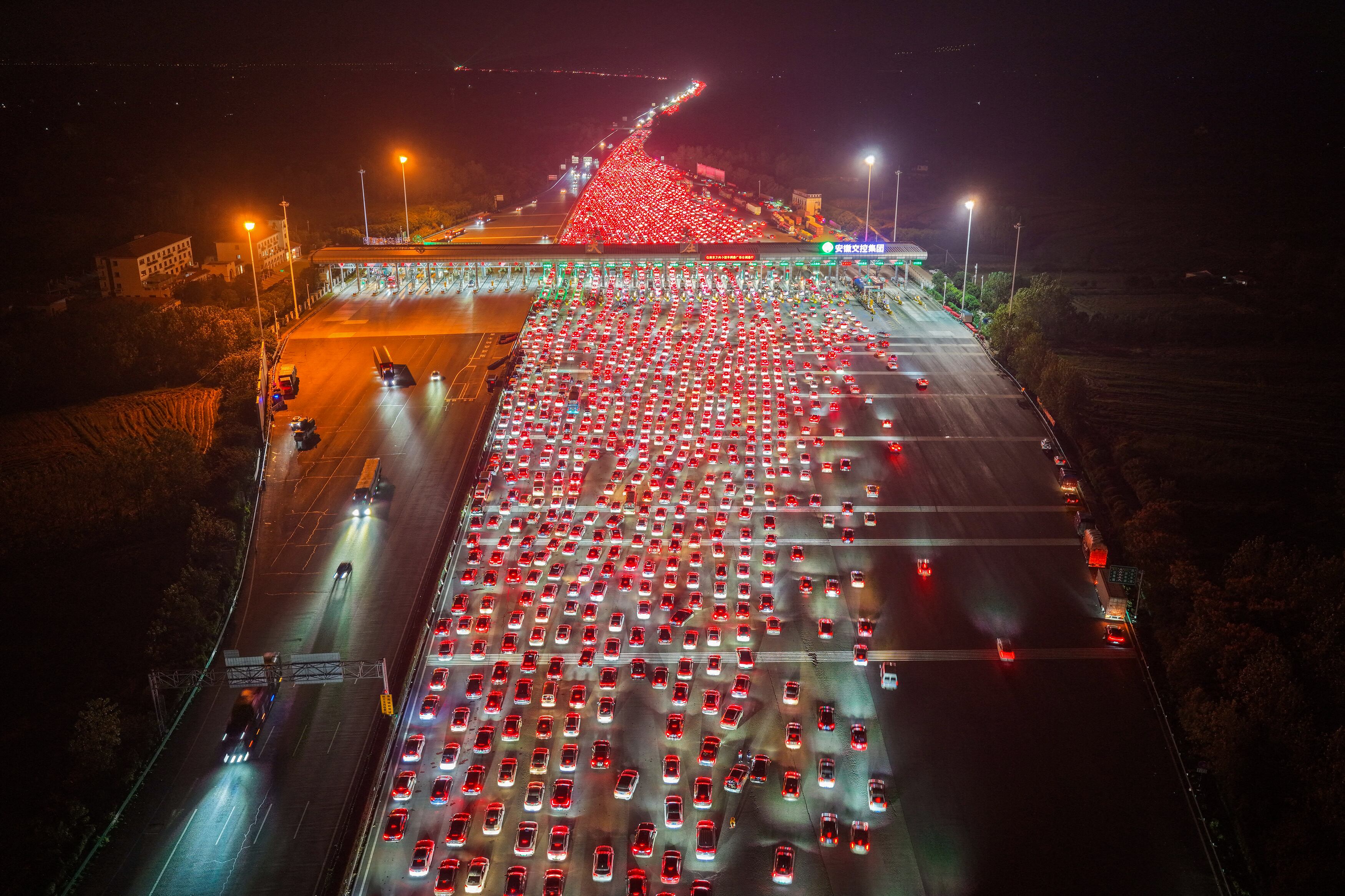 El peaje de Wuzhuang, el más grande de China, colapsó ante la salida masiva de vehículos tras el feriado nacional. (AFP)