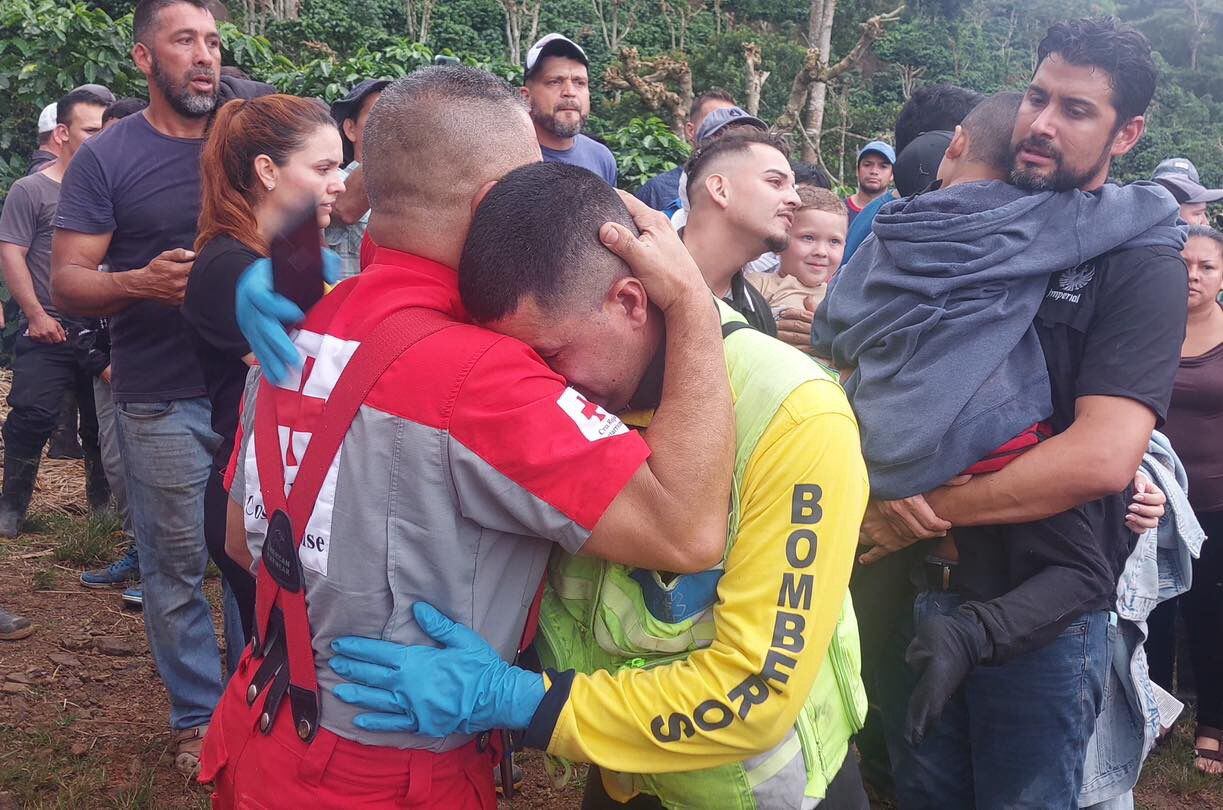 Matheo Lobo el pequeñito rescatado en la montaña estaba deshidratado, pero su condición es buena. Foto: Cruz Roja
