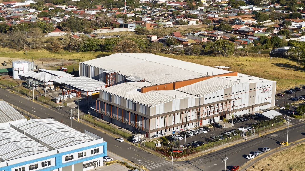 Samtec es una empresa norteamericana, con casa matriz en Indiana, Estados Unidos. Fundada en 1976, cuenta con más de 5.000 empleados alrededor del mundo, de los cuales más de 1.000 trabajan en Costa Rica