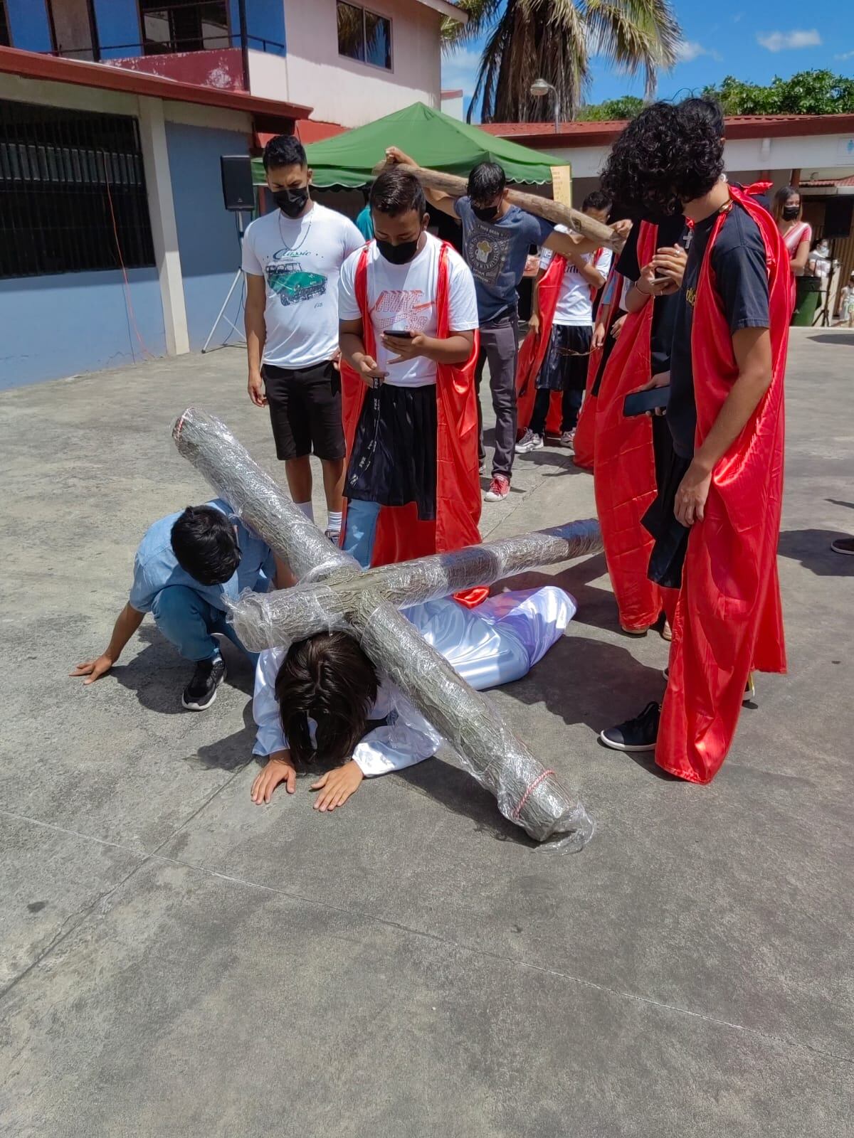 Antes de hacer su confirmación en junio próximo, jóvenes de la parroquia de Concepción de Alajuelita actuarán por las calles de la comunicad del viacrucis. Jesús será interpretado por Harold Bermúdez Díaz.