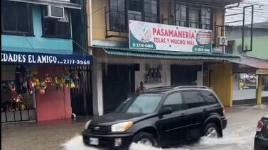 Comercios y oficinas son afectados por desbordamiento de quebrada en zona turística del país