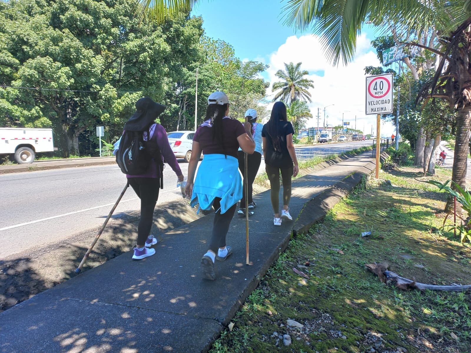 más de 200 romeros que recorren 308 kilómetros desde Río Claro hasta la basílica de nuestra señora de los Ángeles en Cartago, trayecto en el que durarán 9 días