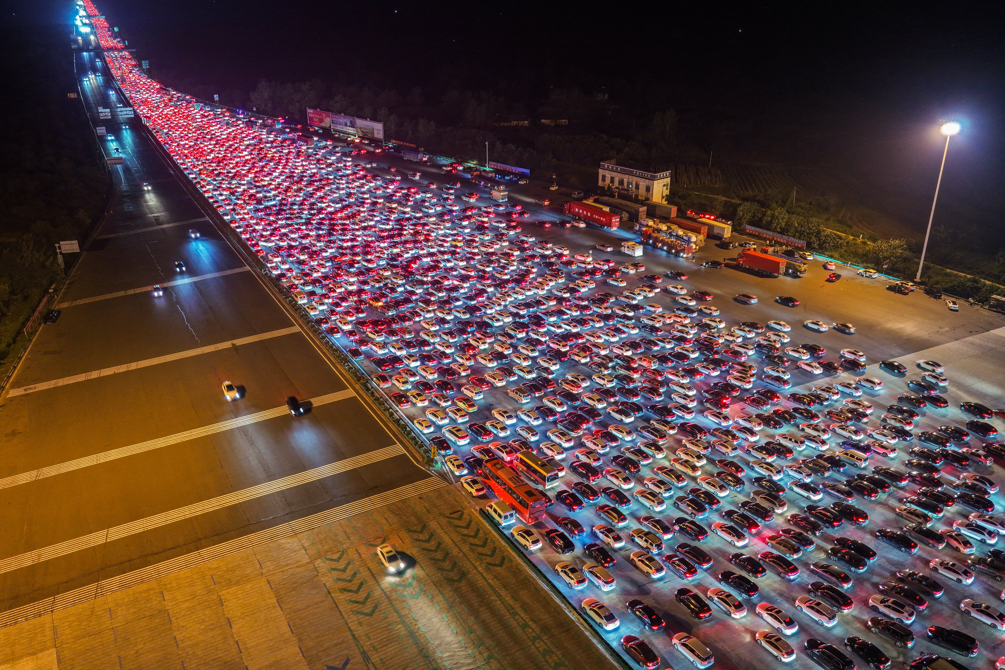 El atasco se extendió por kilómetros, dejando a miles de familias varadas durante horas en la autopista Hushan. (AFP)