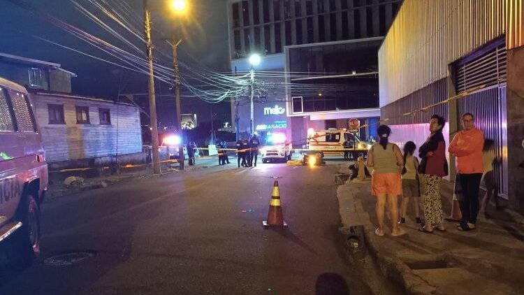 Las autoridades policiales están revisando las cámaras de seguridad en la zona para determinar el origen del altercado, en el que un motociclista falleció al ser disparado.