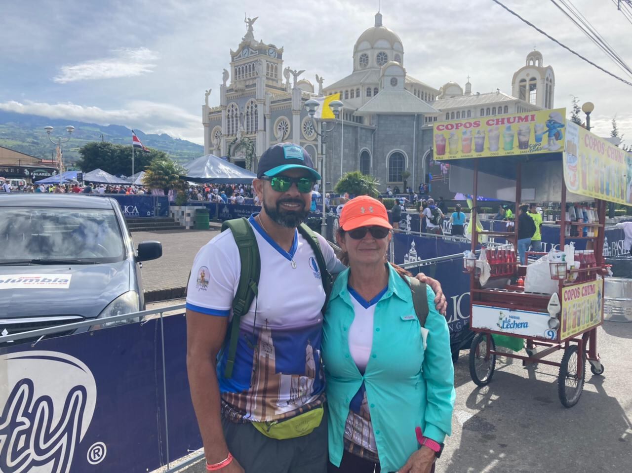 Gabriel Chinchilla y su tía Olga Gómez quienes pidieron a la Negrita por el bienestar de su familia.