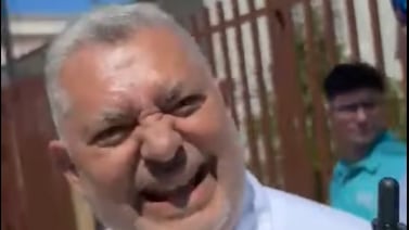 (Video) José Miguel Villalobos trata de “cobarde y miserable” a ciudadano que llegó a cuestionarlo