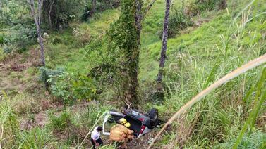 Recién nacido y niña están graves luego de caer a guindo en carro en el que viajaban con sus papás