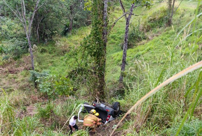 Cuatro personas resultaron heridas de gravedad al caer un carro en un guindo en Puriscal