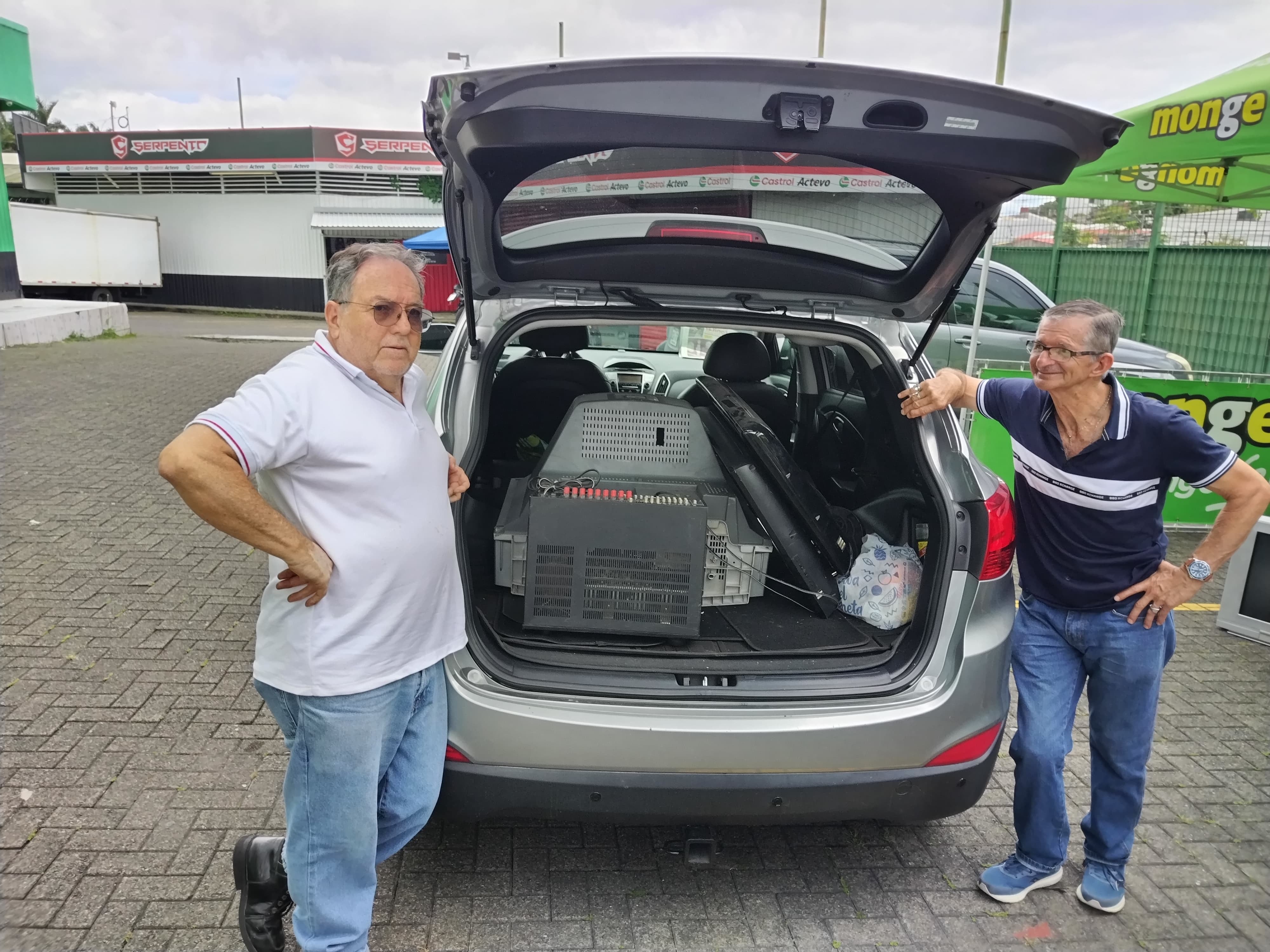 La RAEETÓN Monge, que es la tradicional jornada de recolección y reciclaje de artículos eléctricos y electrónicos. En la foto, don Mario Monge (izquierda), llegó a botar un televisor de los viejos y dos pantallas.