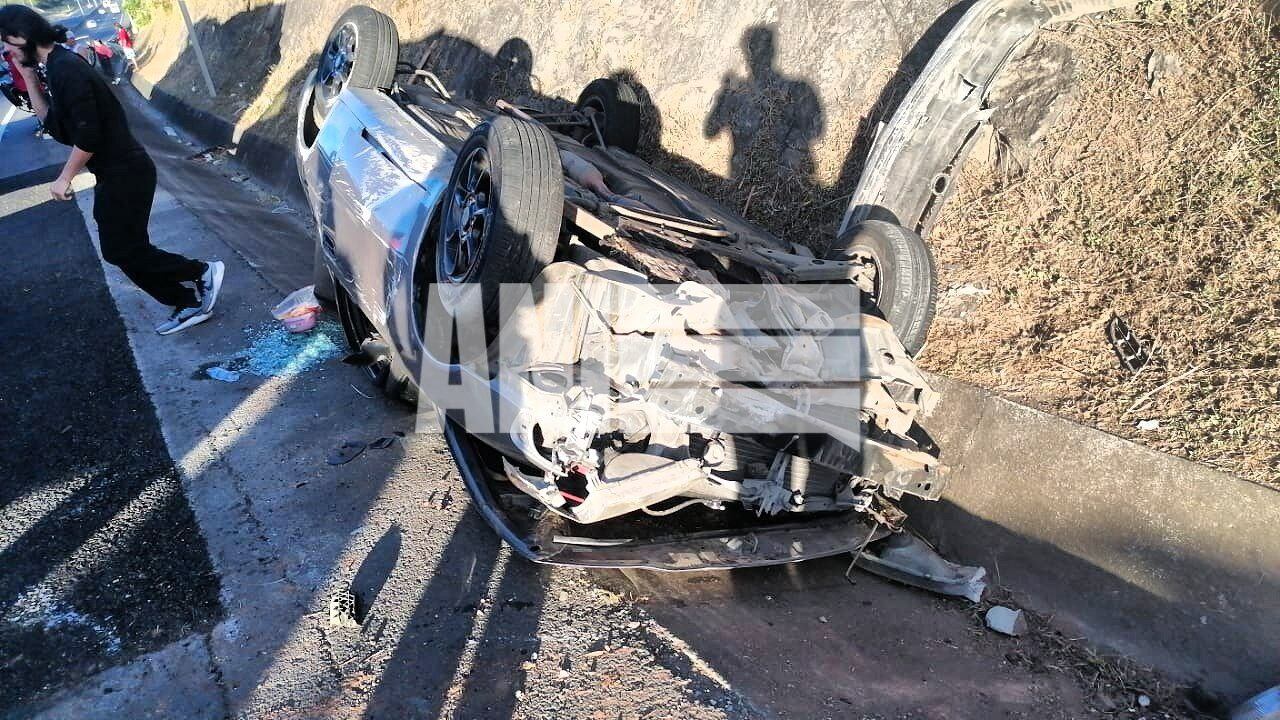 Conductor pierde el control sobre la ruta 27, en Escobal de Atenas, en sentido San José hacia Caldera justo en la intersección Escobal-Guácimo. Foto: Cortesía ANI