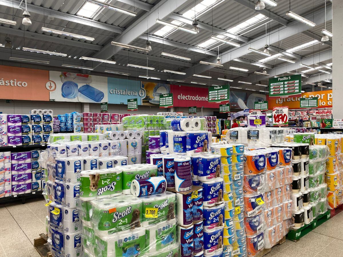 Nos dimos una vuelta por un súpermercado cercano y pudimos ver que había papel higiénico hasta para tirar para arriba.