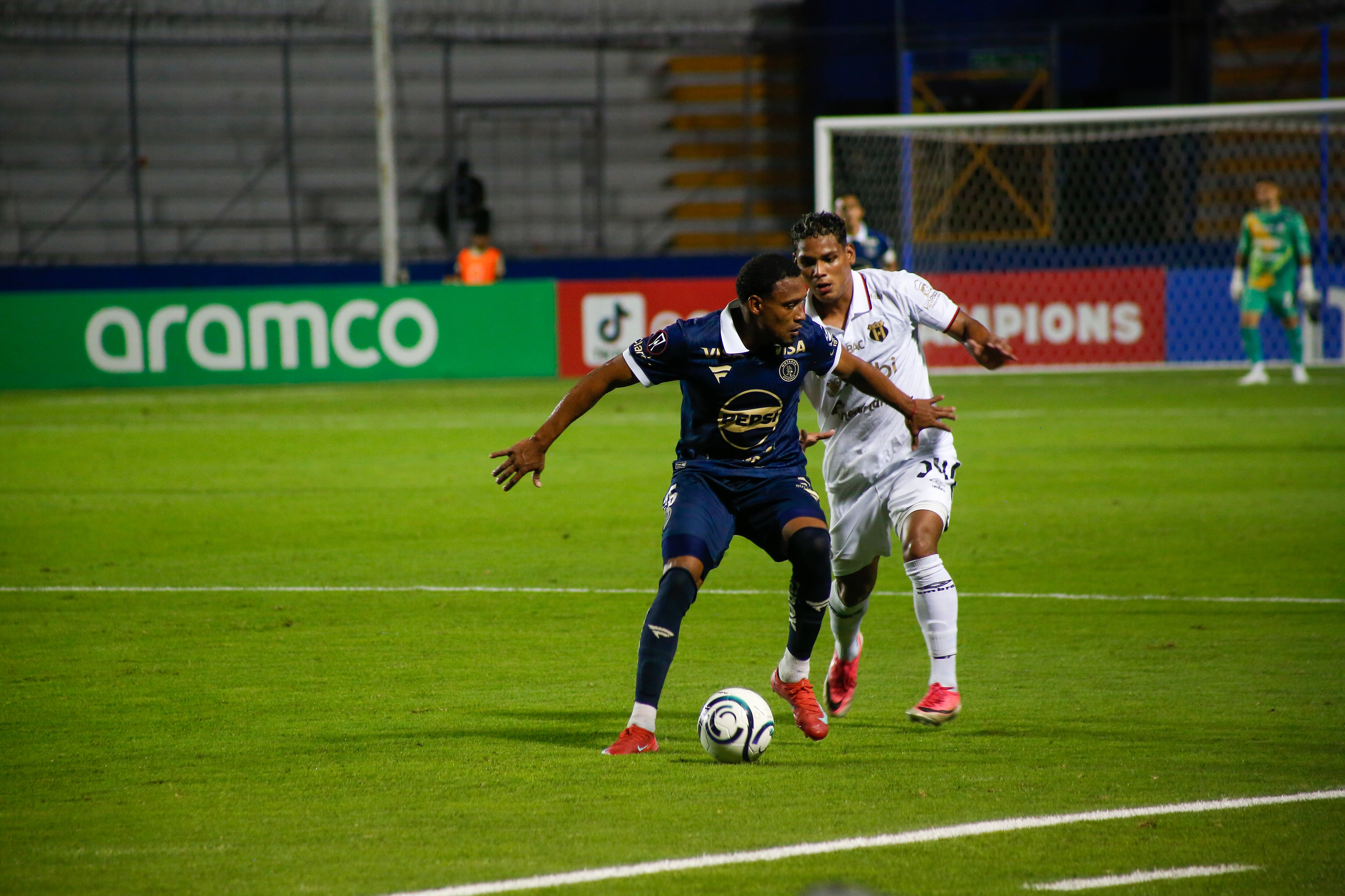 Creichel Pérez fue titular en el partido entre Motagua y Alajuelense. Esta semifinal se resolverá el próximo jueves en el Estadio Alejandro Morera Soto.