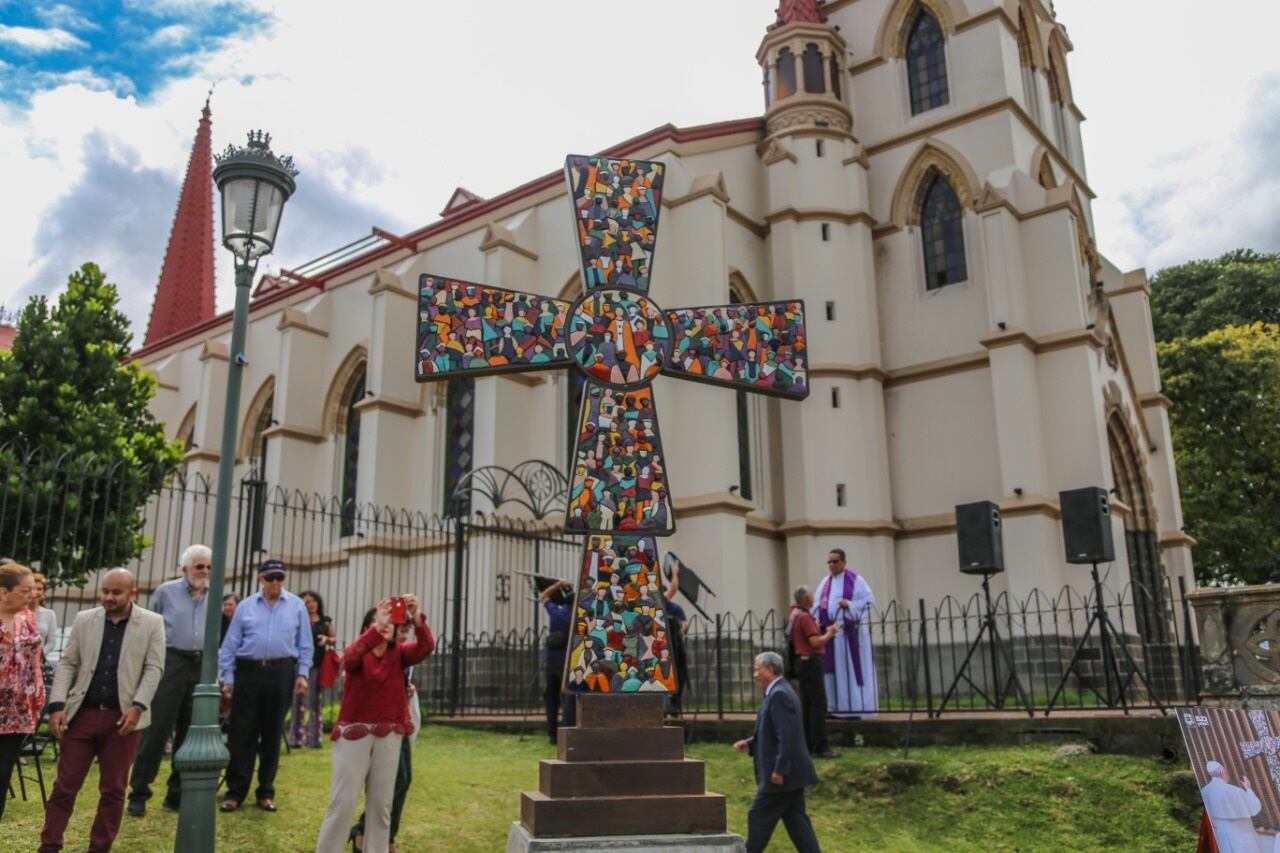 Cruz bendecida por papa en La Merced