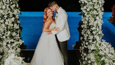 Esposa de Jonathan Moya se deshace de su vestido de novia con emociones encontradas