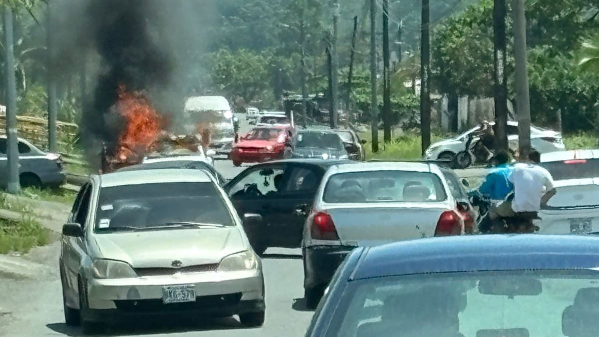 Una balacera frente al centro infantil Mis Huellitas en Pueblo Nuevo, Limón dejó una escena de terror ante el homicidio de un hombre. Foto: Cortesía para LT