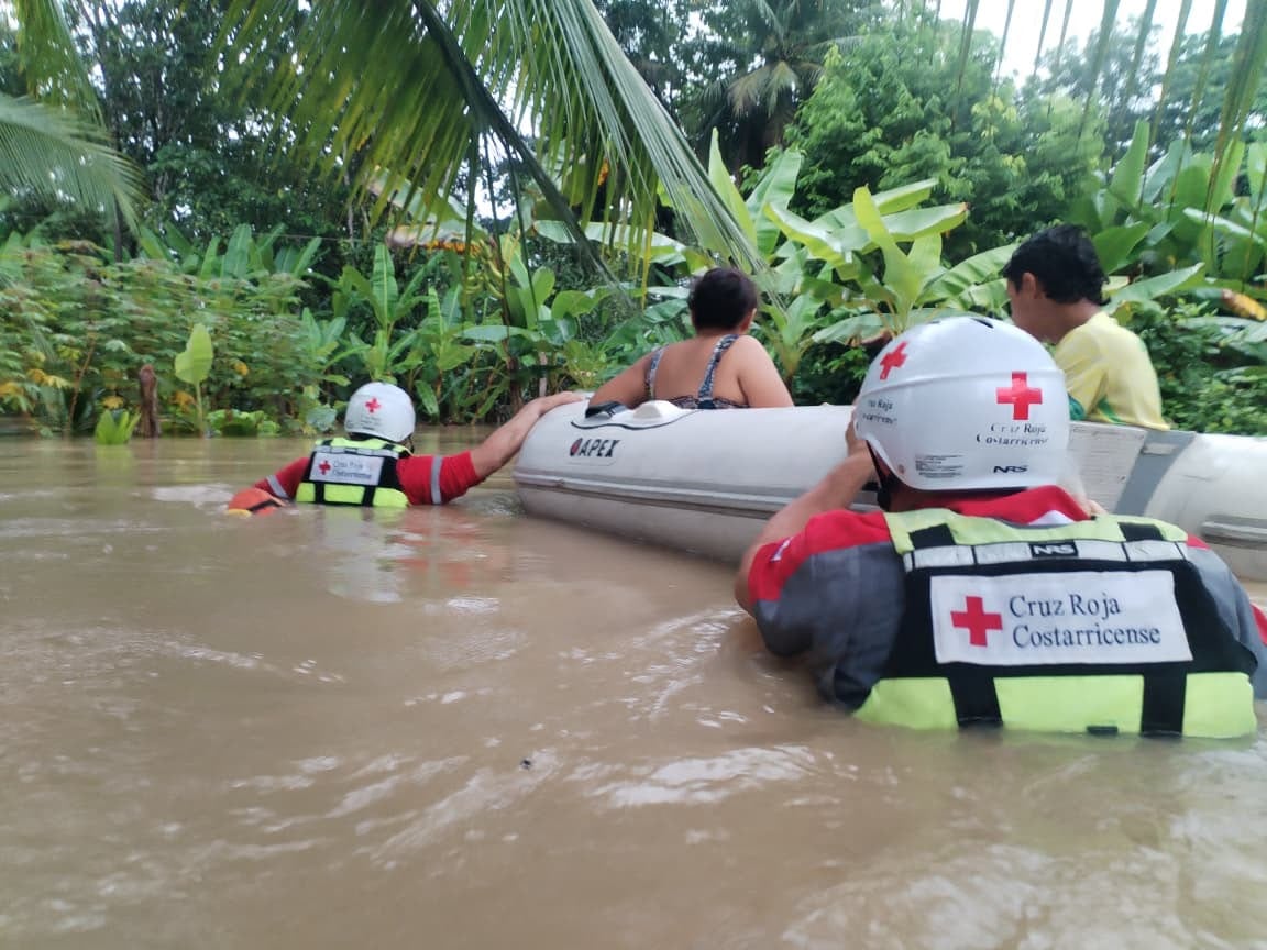 Cruz Roja reporta inundaciones en inundaciones están Talamanca, Valle La Estrella, Limón, Batán y Siquirres, trabajaban desde primeras horas del domingo 16 de agosto del 2026. Foto: Cruz Roja