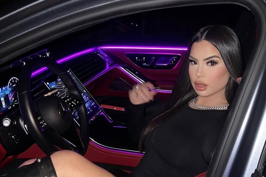 La cantante de 22 años, conocida artísticamente como Delarosa, falleció tras un tiroteo en Los Ángeles.