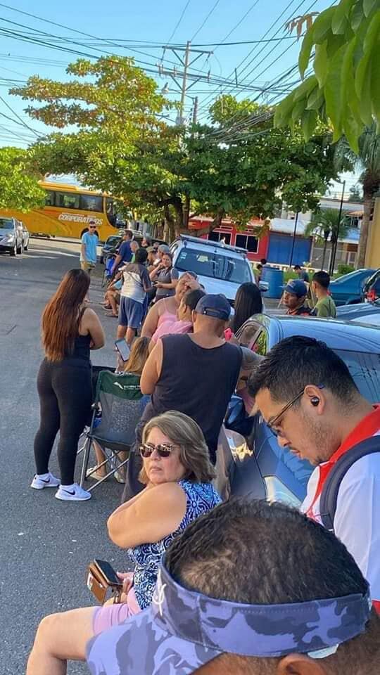 Aficionados del PFC haciendo fila para comprar entradas del juego contra Cartaginés. Facebook Puntarenas Positivo.