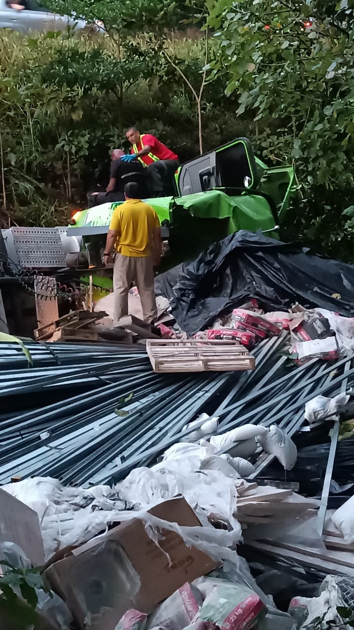 Dos hombres resultaron heridos al volcarse el camión en que viajaban