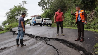 Lluvias dañan una carretera de Turrialba y generan riesgo de vuelco para los vehículos